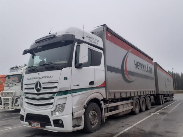 Heikkilän MB 3558 Actros
Heikkilä Oy:n MB 3558 Actros täysperävaunuyhdistelmä.
Avainsanat: Heikkilä MB 3558 Actros ABC Hirvaskangas 9