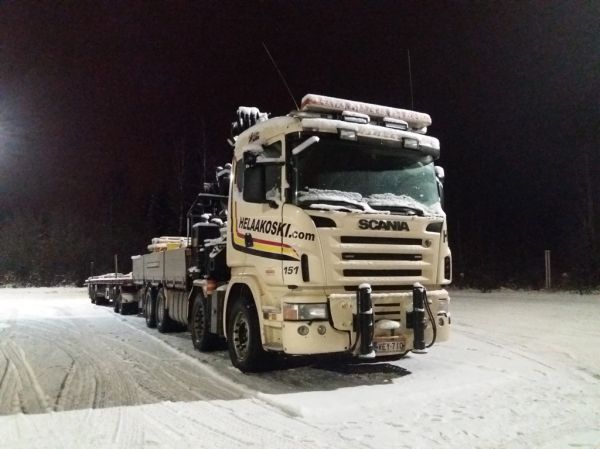 E Helaakosken Scania
E Helaakosken nosturilla varustettu Scania täysperävaunuyhdistelmä.
Avainsanat: Helaakoski Scania ABC Hirvaskangas 151