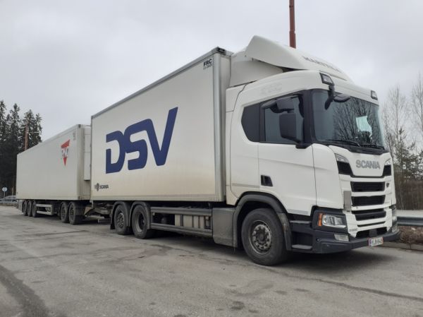 Hemiwayn Scania R500
Hemiwayn Scania R500 täysperävaunuyhdistelmä.
Avainsanat: Hemiway Scania R500 ABC Hirvaskangas