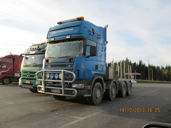 Hernesniemen lastaus Oy:n Scania 164G
Hernesniemen lastaus Oy:n Scania 164G rekkaveturi.
Avainsanat: Hernesniemi Scania 164 ABC Hirvaskangas