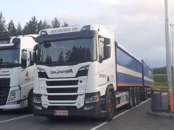 Hievasen Scania R590
Hievanen Oy:n Scania R590 täysperävaunuyhdistelmä.
Avainsanat: Hievanen Scania R590 Shell Hirvaskangas