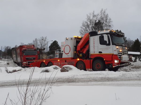 Hinaus-Jyväskylän MB 3753 Arocs+Kuljetusliike Järveläisen MAN TGX 35.540
Hinaus-Jyväskylä Oy:n MB 3753 Arocs hinausauto hinaamassa eteen tullutta henkilöautoa väistänyttä Kuljetusliike Järveläinen Oy:n MAN TGX 35.540 hakeautoa takaisin ojasta tielle. 
Avainsanat: Hinaus-Jyväskylä MB 3753 Arocs Järveläinen MAN TGX 35.540