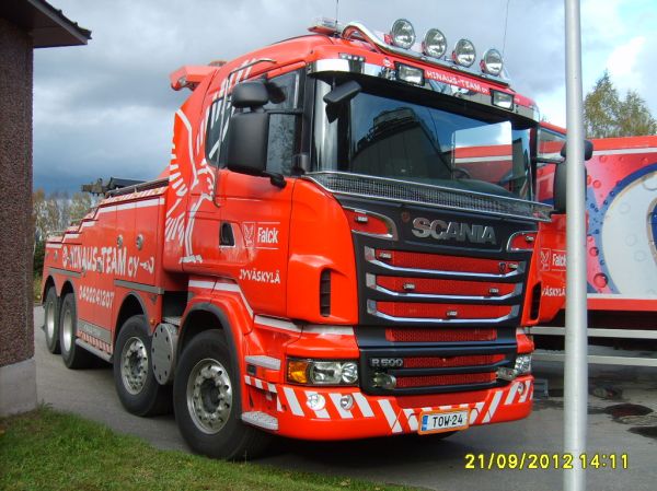 Hinaus-Teamin Scania R500
Hinaus-Team Oy:n Scania R500 hinausauto antamassa ensiapua vieressä olevassa Koffin jakeluautolle.
Avainsanat: Hinaus-Team Scania R500 Falck