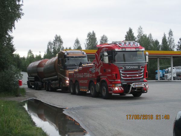 Hinaus-Teamin Scania R500
RL-Trans Ab:n Volvo FH säiliöyhdistelmä hajosi Hirvaskankaan Shellin pihalle ja Hinaus-Team Oy:n Scania R500 hinausauto haki sen pois.
Avainsanat: RL-Trans Volvo FH Hinaus-Team Scania R500 Shell Hirvaskangas Falck