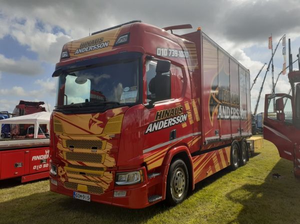 Hinaus Anderssonin Scania
Hinaus Andersson Oy:n Scania huolto/törmäysvaimenninauto.
Avainsanat: Andersson Scania Alahärmä25