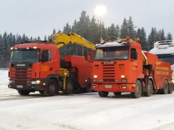 Hinaus Javanaisen Scaniat
Hinaus Javanaisen nosturilla varustetut Scania 164 ja Scania 143 hinausautot.
Avainsanat: Javanainen Scania 164 Scania 143 ABC Hirvaskangas