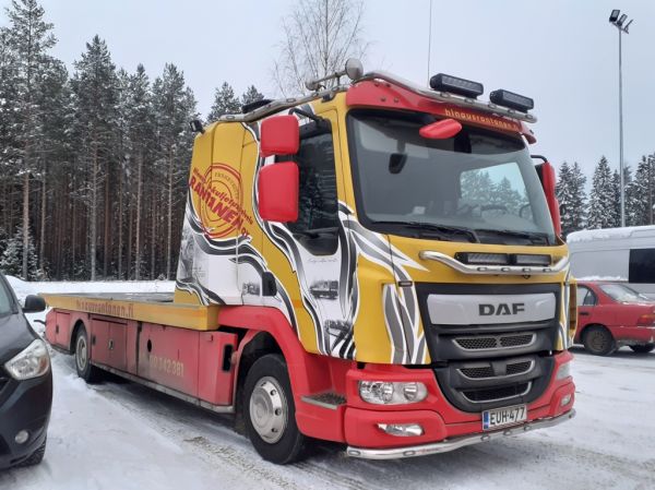 Klikkaa kuvaa nähdäksesi se täysikokoisena
==============
Hinaus- ja kuljetuspalvelu Rantasen DAF
Hinaus- ja kuljetuspalvelu Rantanen Oy:n DAF hinausauto. Ajoneuvon kylkiin on maalattu yrityksen työtehtävässä menehtyneen silloisen toimitusjohtajan kuvat. Hän kuoli työkeikalla marraskuussa 2022 henkilöauton törmättyä hinausautoon ja tämän vieressä seisoneeseen kuljettajaan.
Avainsanat: Rantanen DAF Hinauspalvelu Muistoauto Muistokuva Hirvaskangas Hinaus- ja kuljetuspalvelu Rantasen DAF
Hinaus- ja kuljetuspalvelu Rantanen Oy:n DAF hinausauto. Ajoneuvon kylkiin on maalattu yrityksen työtehtävässä menehtyneen silloisen toimitusjohtajan kuvat. Hän kuoli työkeikalla marraskuussa 2022 henkilöauton törmättyä hinausautoon ja tämän vieressä seisoneeseen kuljettajaan.
Avainsanat: Rantanen DAF Hinauspalvelu Muistoauto Muistokuva Hirvaskangas