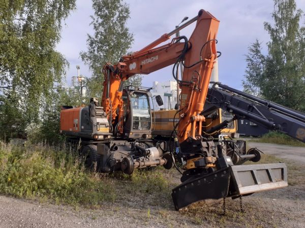 Hitachi Zaxis 170W
Kiskopyörillä varustettu Hitachi Zaxis 170Wkaivinkone.

Avainsanat: Hitachi Zaxis 170W