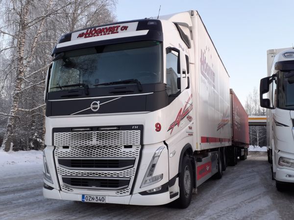 Klikkaa kuvaa nähdäksesi se täysikokoisena
==============
Ab Högkvist-Trans Oy:n Volvo FH
Ab Högkvist-Trans Oy:n Volvo FH täysperävaunuyhdistelmä.
Avainsanat: Högkvist Volvo FH ST1 Hirvaskangas 9 Ab Högkvist-Trans Oy:n Volvo FH
Ab Högkvist-Trans Oy:n Volvo FH täysperävaunuyhdistelmä.
Avainsanat: Högkvist Volvo FH ST1 Hirvaskangas 9
