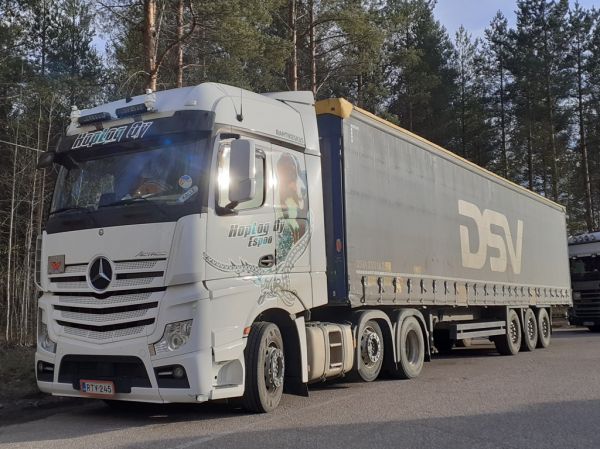 HopLogin MB Actros
HopLog Oy:n MB Actros puoliperävaunuyhdistelmä.
Avainsanat: Hoplog MB Actros Shell Hirvaskangas Kalle