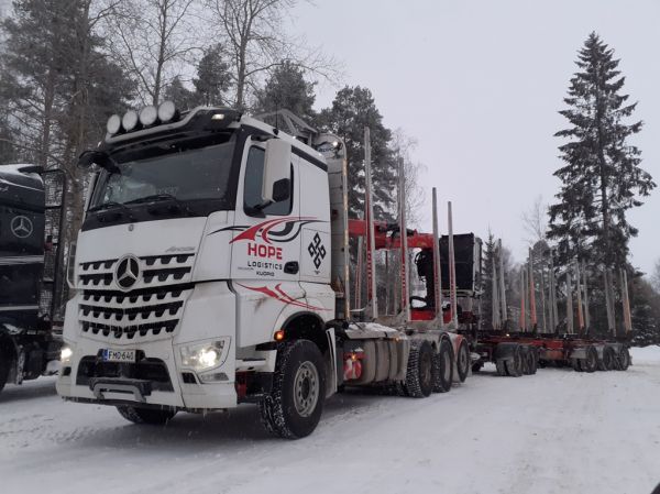 Hope Logisticsin MB 3253 Arocs
Hope Logistics Oy:n MB 3253 Arocs puutavarayhdistelmä.
Avainsanat: Hope Logistics MB 3253 Arocs