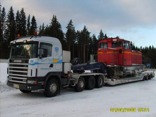 Kuljetusliike Hopeasaaren Scania 164
Kuljetusliike Hopeasaari Oy:n Scania 164 lavettiyhdistelmä on saanut kyytiinsä Lokomon valmistaman veturin.
Avainsanat: Hopeasaari Scania 164 ABC Hirvaskangas