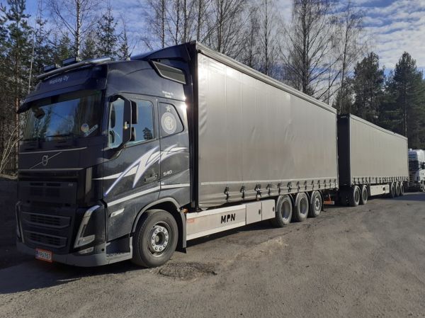 Hoplogin Volvo FH540
Hoplog Oy:n Volvo FH540 täysperävaunuyhdistelmä.

Avainsanat: Hoplog Volvo FH540 Shell Hirvaskangas Kalle