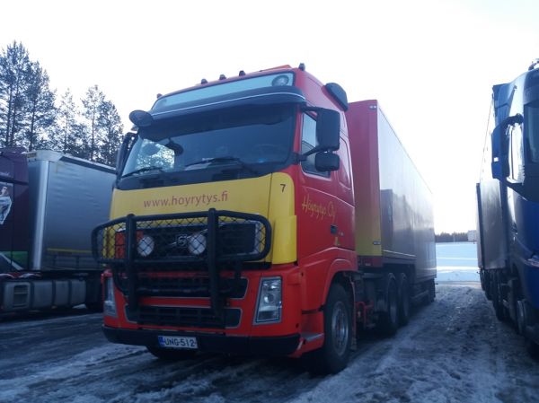 Höyrytys Oy:n Volvo FH
Höyrytys Oy:n Volvo FH puoliperävaunuyhdistelmä.
Avainsanat: Höyrytys Volvo FH Shell Hirvaskangas