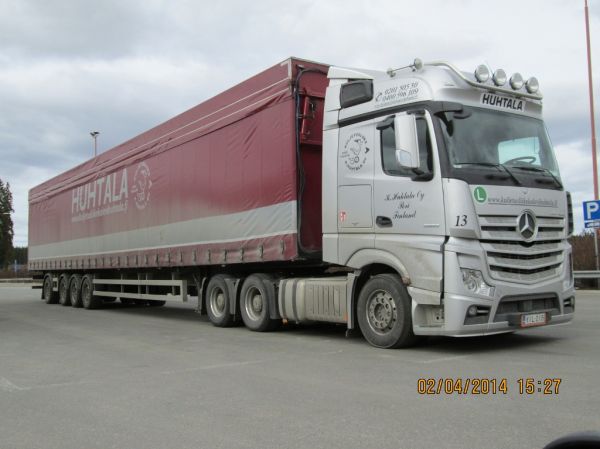 Kuljetusliike K Huhtalan MB 2662 Actros 
Kuljetusliike K Huhtala Oy:n MB 2662 Actros puoliperävaunuyhdistelmä.
Avainsanat: Huhtala MB 2662 Actros ABC Hirvaskangas 13