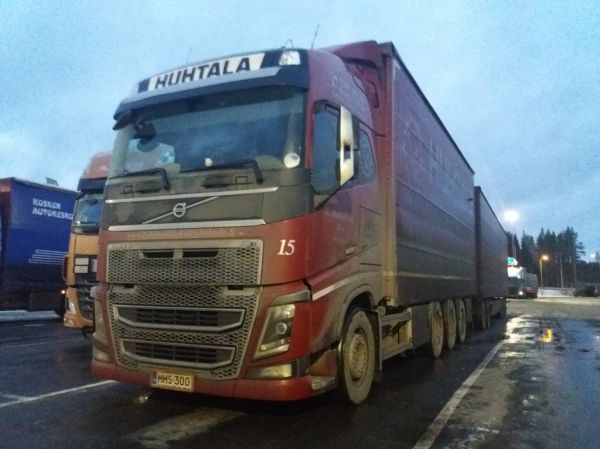 Kuljetusliike K Huhtalan  Volvo FH16
Kuljetusliike K Huhtala Oy:n Volvo FH16 täysperävaunuyhdistelmä
Avainsanat: Huhtala Volvo FH16 ABC Hirvaskangas 15