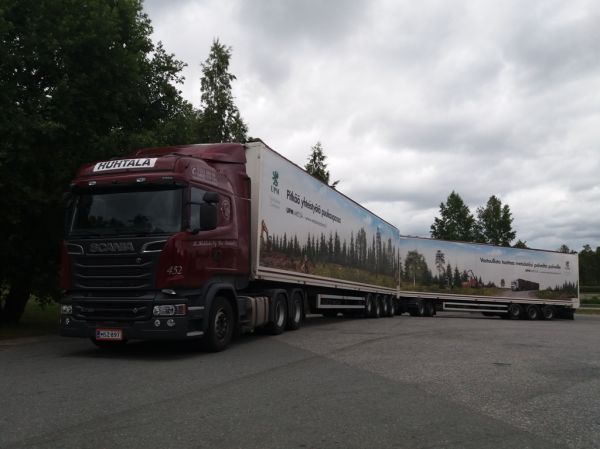 Kuljetusliike K Huhtalan Scania R730
Kuljetusliike K Huhtala Oy:n Scania R730 HCT-yhdistelmä.
Avainsanat: Huhtala Scania R730 HCT UPM 452