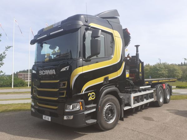 Huoltotiimin Scania R460
Huoltotiimin nosturilla varustettu Scania R460 vaihtolava-auto.
Avainsanat: Huoltotiimi Scania R460 20 Viitasaari25