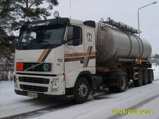 Kuljetusliike Huttusen Volvo FH400
Kuljetusliike Huttunen Oy:n Volvo FH400 puoliperävaunuyhdistelmä.
Avainsanat: Huttunen Volvo FH400 112