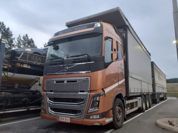 Hyvönen Yhtiöiden Volvo FH16
Hyvönen Yhtiöt Oy:n nosturilla varustettu Volvo FH16 täysperävaunuyhdistelmä.
Avainsanat: Hyvönen-Yhtiöt Volvo FH16 Shell Hirvaskangas