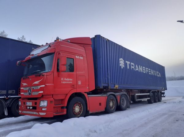 IL Kuljetuksen MB Actros
IL Kuljetuksen MB Actros puoliperävaunuyhdistelmä.
Avainsanat: IL-Kuljetus MB Actros Shell Hirvaskangas