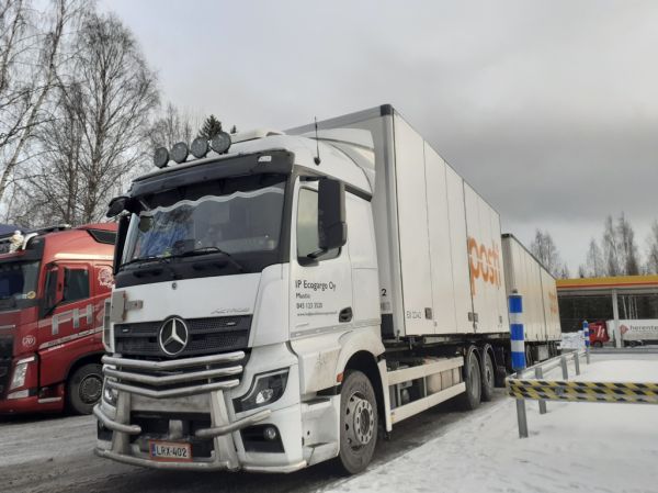 IP Ecocargon MB 2551 Actros
IP Ecocargo Oy:n MB 2551 Actros täysperävaunuyhdistelmä.
Avainsanat: IP Ecocargo Partanen MB 2551 Actros Posti Mummi Shell Hirvaskangas