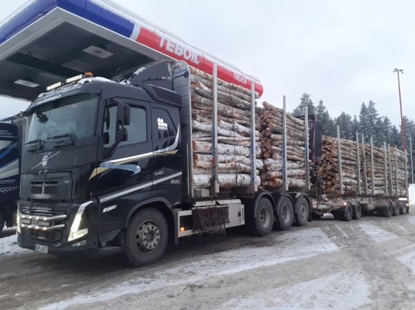 Iin Metsätyön Volvo FH540
Iin Metsätyö Oy:n Volvo FH540 puutavarayhdistelmä.
Avainsanat: Iin-Metsätyö Volvo FH540 ABC Hirvaskangas