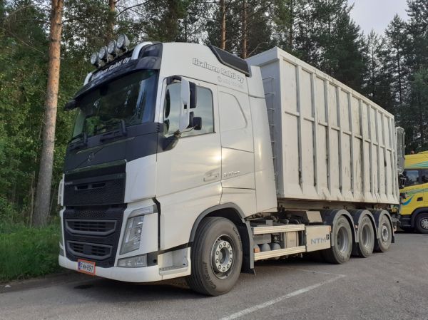 Iisalmen Rahdin Volvo FH540
Iisalmen Rahti Oy:n nosturilla varustettu Volvo FH540.
Avainsanat: Iisalmen-Rahti Volvo FH540 Shell Hirvaskangas