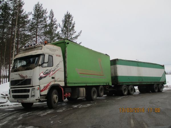 Ilmarin Energiapalvelun Volvo FH12 
Ilmarin Energiapalvelu Oy:n Volvo FH12 turveyhdistelmä.
Avainsanat: Ilmari Energiapalvelu Volvo FH12 Shell Hirvaskangas