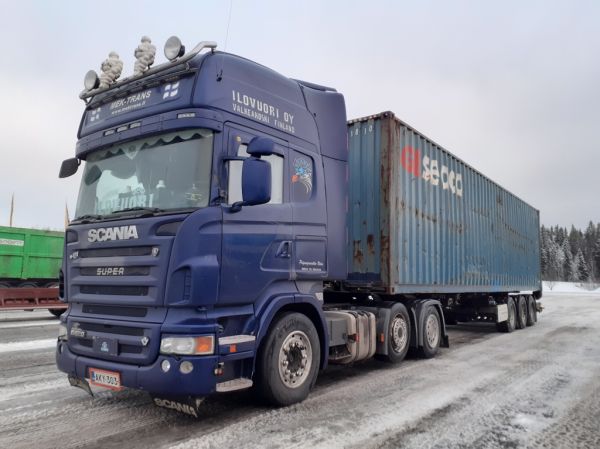 Ilovuoren Scania R620
Ilovuori Oy:n Scania R620 puoliperävaunuyhdistelmä.
Avainsanat: Ilovuori Scania R620 ABC Hirvaskangas