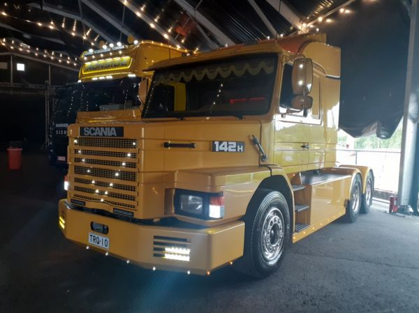 Klikkaa kuvaa nähdäksesi se täysikokoisena
==============
Ironside Pulling Servicen Scania T142H
Ironside Pulling Servicen Scania T142H rekkaveturi.
Avainsanat: Ironside Pulling Service Scania T142H Himos26 Ironside Pulling Servicen Scania T142H
Ironside Pulling Servicen Scania T142H rekkaveturi.
Avainsanat: Ironside Pulling Service Scania T142H Himos26