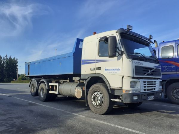 Iskuasfaltin Volvo FM12
Iskuasfaltti Oy:n Volvo FM12 sora-auto.
Avainsanat: Iskuasfaltti Volvo FM12 ABC Hirvaskangas 109