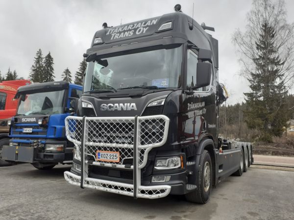 Itäkarjalan Transin Scania R650
Itäkarjalan Trans Oy:n nosturilla varustettu Scania R650 koukkulava-auto,
Avainsanat: Itäkarjalan-Trans Scania R650 Harri