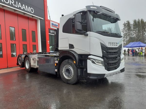 Iveco NP
Iveco NP koukkulava-auto.
Avainsanat: Iveco NP Hirvaskangas