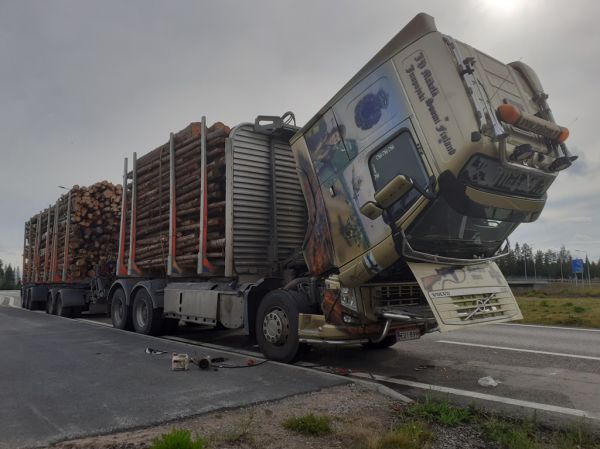 J-P Mäkelän Volvo FH16
J-P Mäkelän Volvo FH16 "Marskin Ritari" puutavarayhdistelmä hajosi Saarijärventieltä pohjoisen suuntaan Nelostielle vievälle rampille Äänekosken Honkolassa 9.8.2021.

Avainsanat: J-P-Mäkelä Volvo FH16 Marskin Ritari