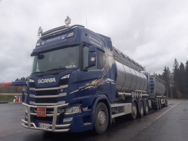 JJ-Kuljetuksen Scania R520
JJ-Kuljetus Oy:n Scania R520 säiliöyhdistelmä.

Avainsanat: JJ-Kuljetus Scania R520 ABC Hirvaskangas