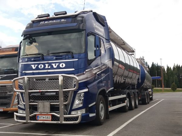 JJ-Kuljetuksen Volvo FH
JJ-Kuljetus Oy:n Volvo FH säiliöyhdistelmä.
Avainsanat: JJ-Kuljetus Volvo FH ABC Hirvaskangas