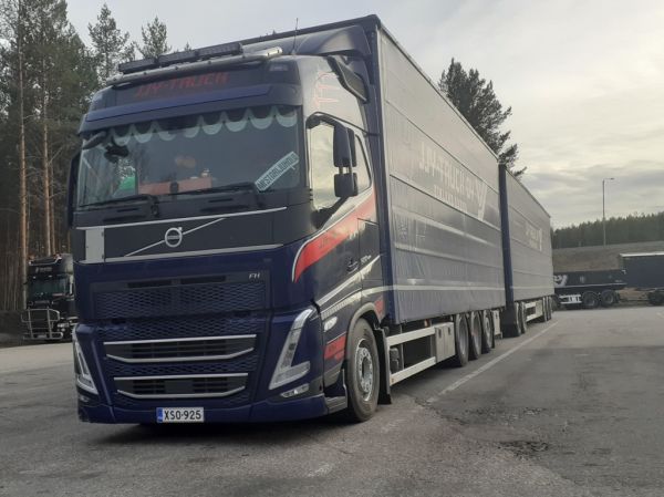JJY-Truckin Volvo FH500
JJY-Truck Oy:n Volvo FH500 täysperävaunuyhdistelmä.
Avainsanat: JJY-Truck Volvo FH500 ST1 Hirvaskangas MestariJuhola
