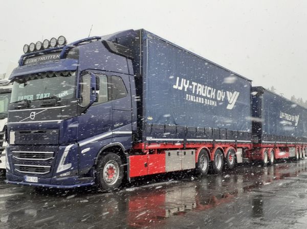 JJY-Truckin Volvo FH500
JJY-Truck Oy:n Volvo FH500 täysperävaunuyhdistelmä.
Avainsanat: JJY-Truck Volvo FH500 Globetrotter Paper Taxi Rampe ABC Hirvaskangas