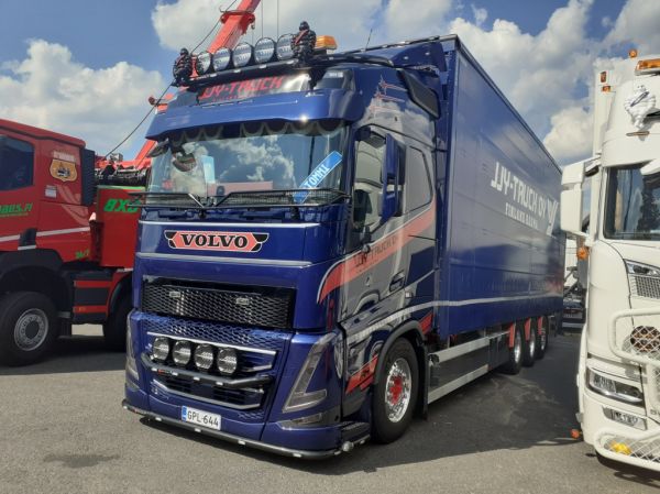 JJY-Truckin Volvo FH
JJY-Truck Oy:n Volvo FH rahtiauto.
Avainsanat: JJY-Truck Volvo FH Himos25 Tommi