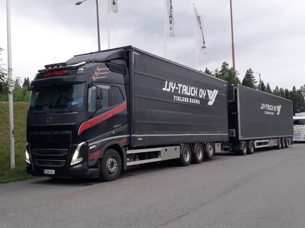 JJY-Truckin Volvo FH500
JJY-Truck Oy:n Volvo FH500 täysperävaunuyhdistelmä.
Avainsanat: JJY-Truck Volvo FH500 ABC Hirvaskangas Olli