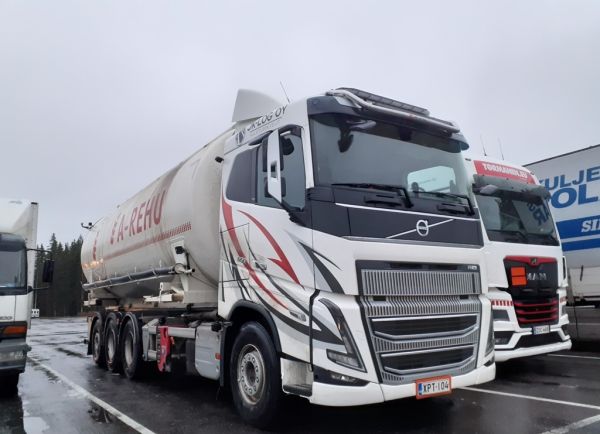 JK-Login Volvo FH16
JK-Log Oy:n Volvo FH16 säiliöauto.
Avainsanat: JK-Log Volvo FH16 ABC Hirvaskangas A-Rehu