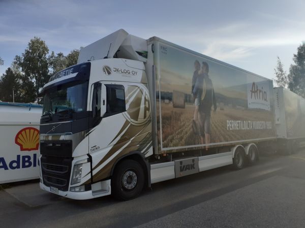 JK-Login Volvo FH500
Tuoretien ajossa oleva JK-Log Oy:n Volvo FH500 täysperävaunuyhdistelmä.
Avainsanat: Tuoretie JK-Log Volvo FH500 Shell Atria