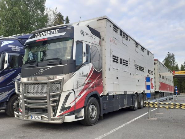 JK-Login Volvo FH
Tuoretien ajossa oleva JK-Log Oy:n Volvo FH eläintenkuljetusyhdistelmä..
Avainsanat: Tuoretie JK-Log Volvo FH ST1 Hirvaskangas Atria Eläinkuljetus
