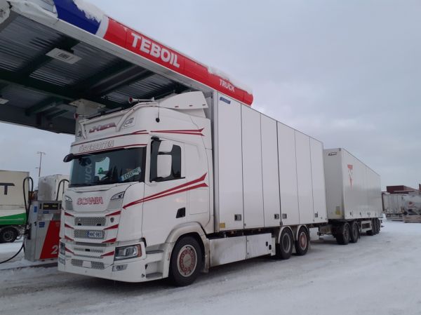 JK Novan Scania 500R
JK Nova Oy Ab:n Scania 500R täysperävaunuyhdistelmä.
Avainsanat: Nova Scania 500R ABC Hirvaskangas Tobbe