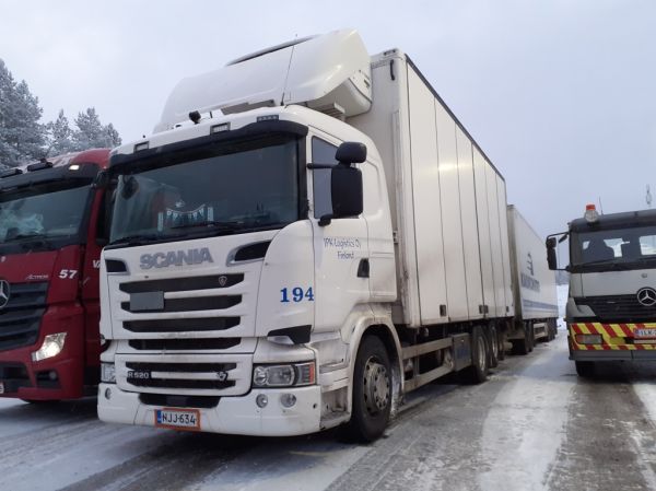 Jpk Logisticsin Scania R520
Kaukokiidon ajossa oleva Jpk Logistics Oy:n Scania R520 täysperävaunuyhdistelmä.
Avainsanat: Kaukokiito Jpk Logistics Scania R520 Shell Hirvaskangas 194
