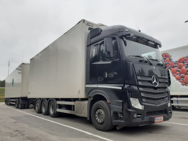 JR Rahtian MB Actros
JR Rahtia Oy:n MB Actros täysperävaunuyhdistelmä.
Avainsanat: JR-Rahtia MB Actros Shell Hirvaskangas