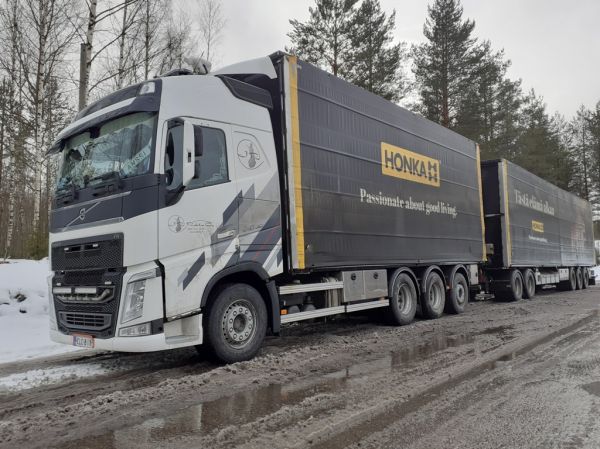 JR Rahtian Volvo FH540
JR Rahtia Oy:n Volvo FH540 täysperävaunuyhdistelmä.
Avainsanat: JR-Rahtia Volvo FH540 Honka Shell Hirvaskangas Anssi