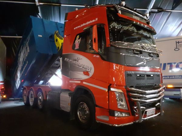 JST Kuljetuspalvelun Volvo FH16
JST Kuljetuspalvelut Oy:n Volvo FH16 koukkulava-auto.
Avainsanat: JST Kuljetuspalvelut Volvo FH16 Himos22