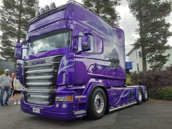 J Hanhisuannon Scania R620
J Hanhisuannon Scania R620 rekkaveturi-
Avainsanat: Hanhisuanto Scania R620 Himos23